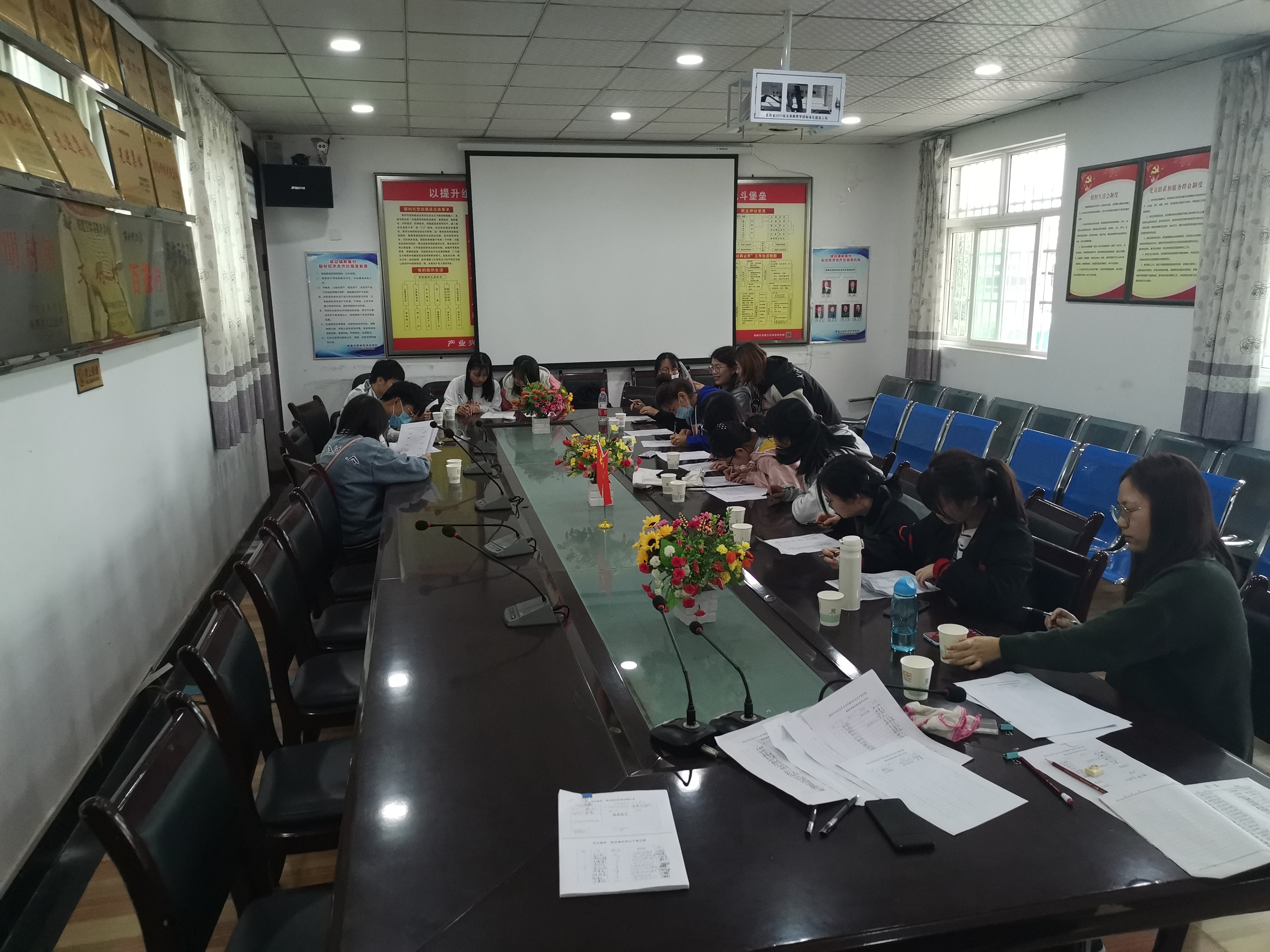 志愿者们整理材料