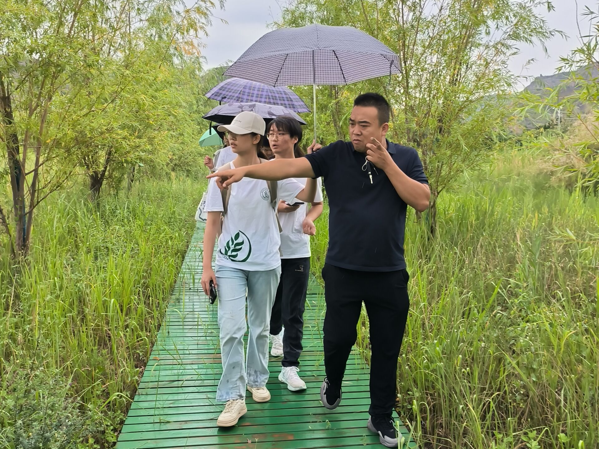 夏阳瀵湿地生态修复基地负责人向队员介绍基地情况.jpg