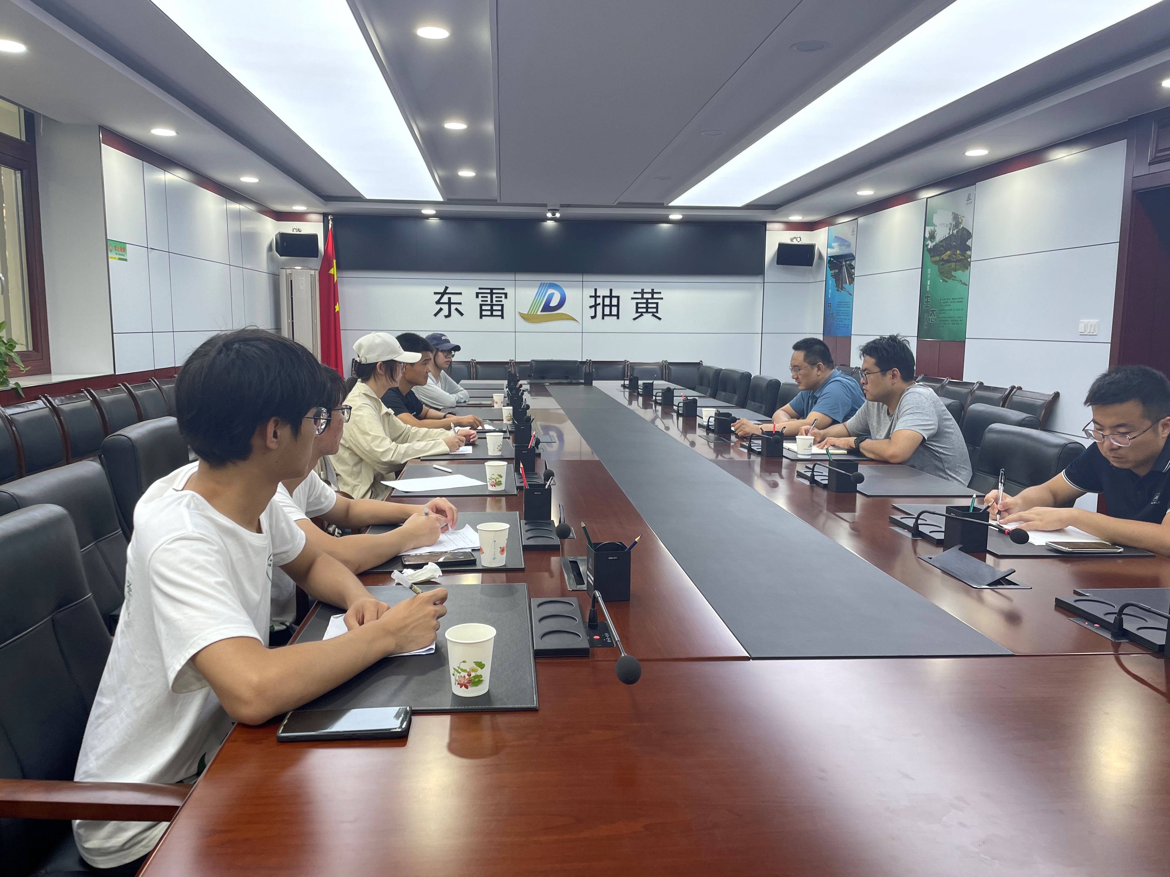 团队成员参加东雷抽黄座谈会.jpg