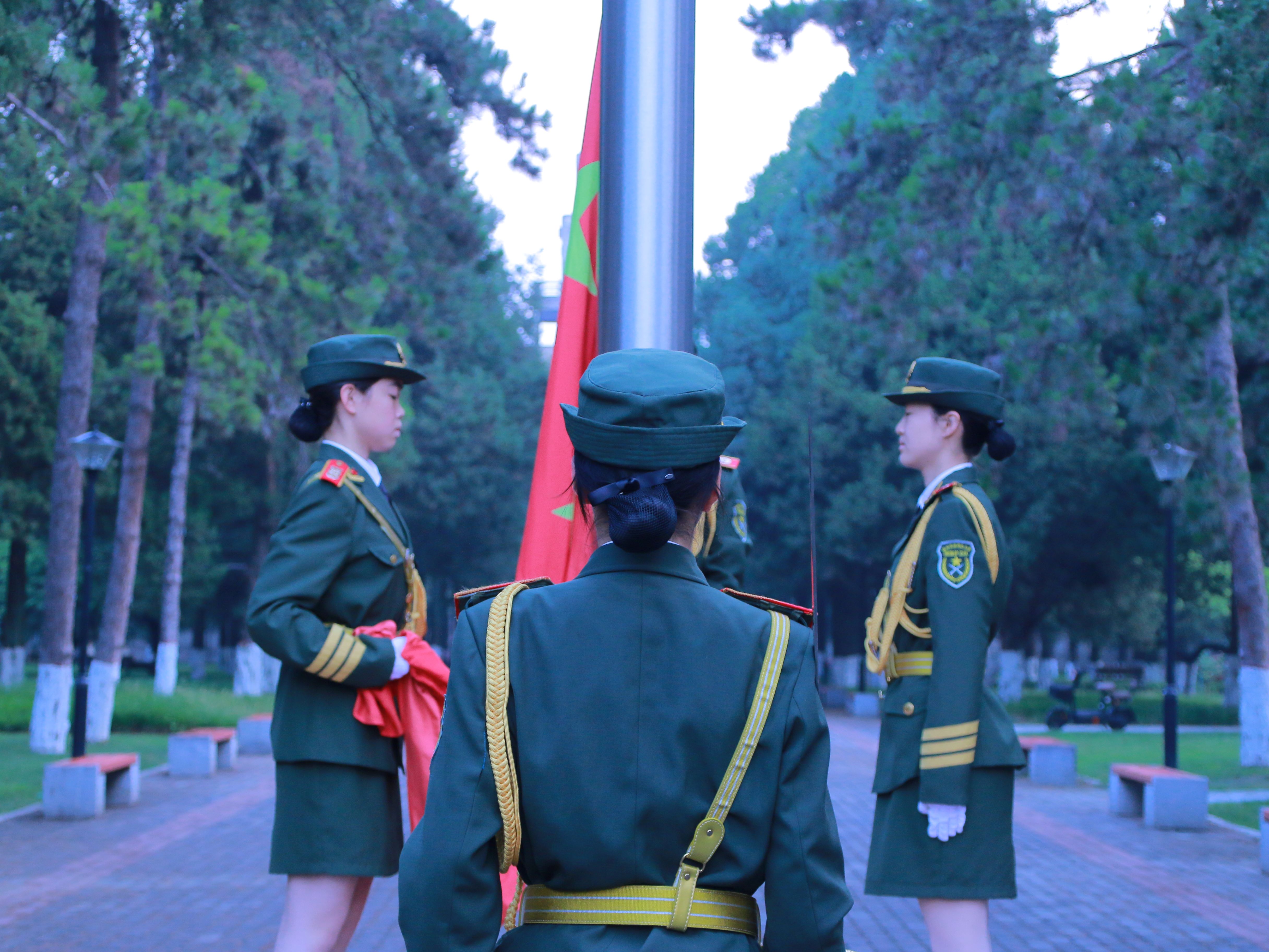 准备升旗.JPG