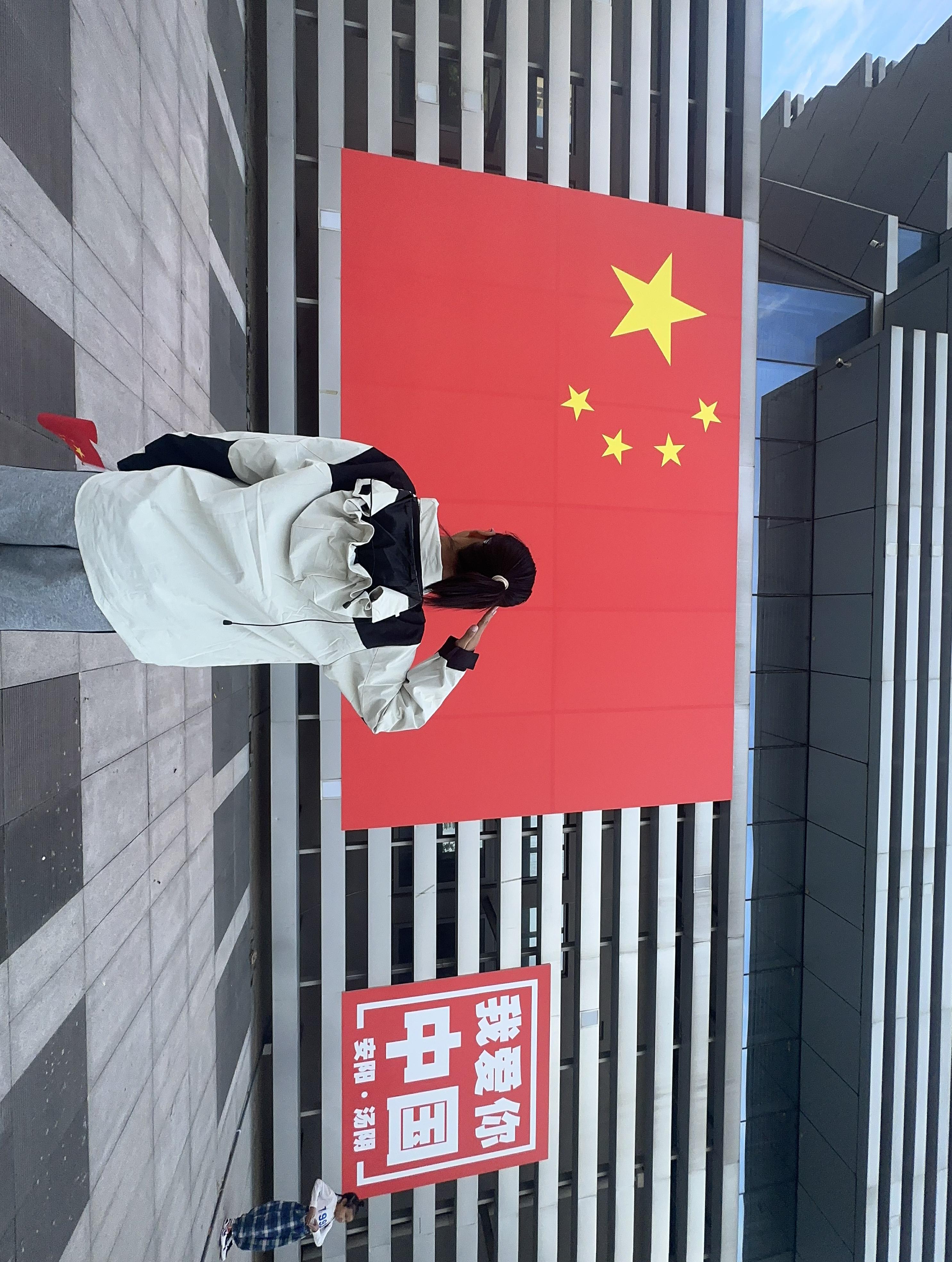 参与者与国旗合照.jpg