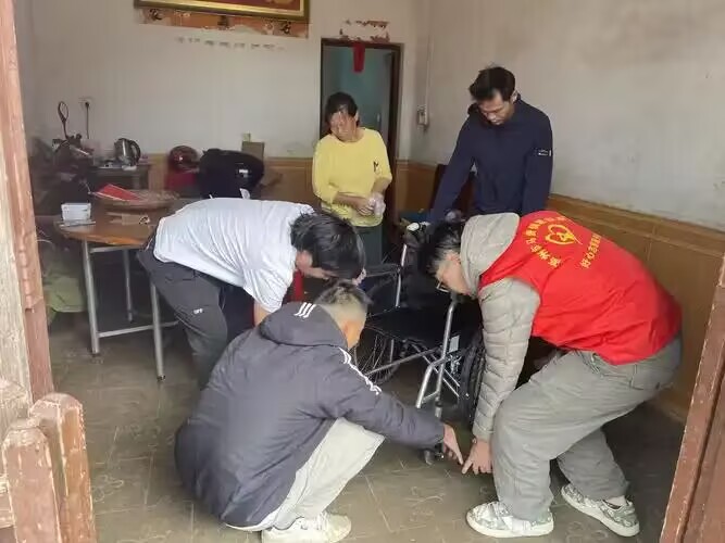 敬老院献爱心.jpg