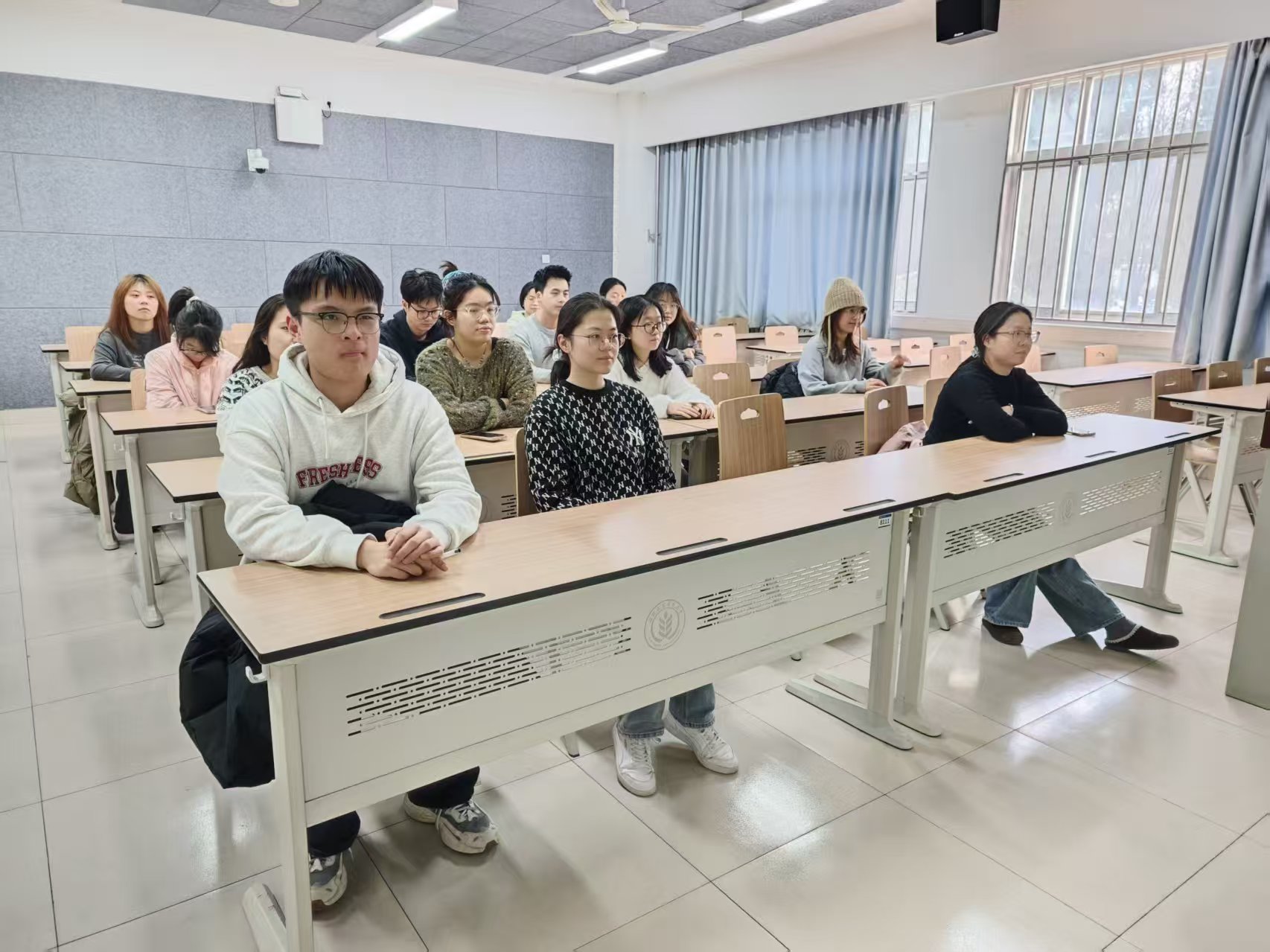 班级同学认真学习.jpg