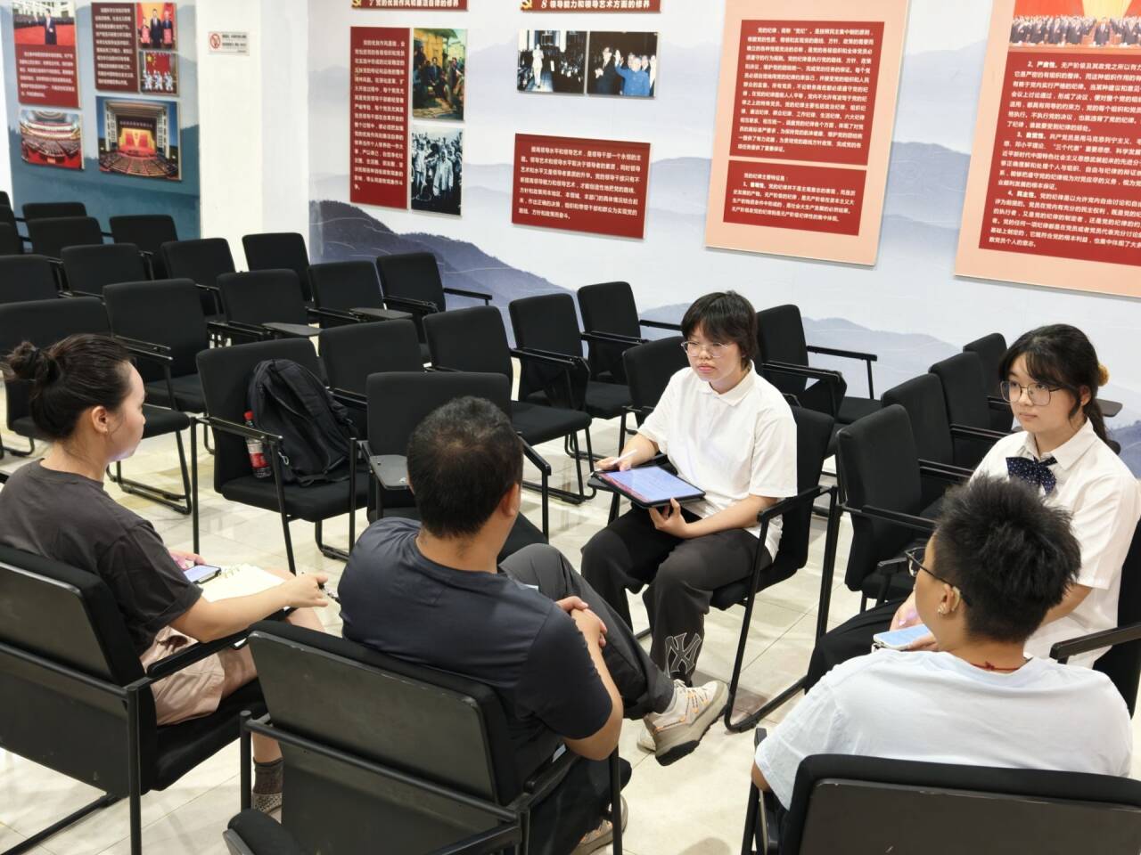 实践团队与社区领导开展专题座谈会.jpg