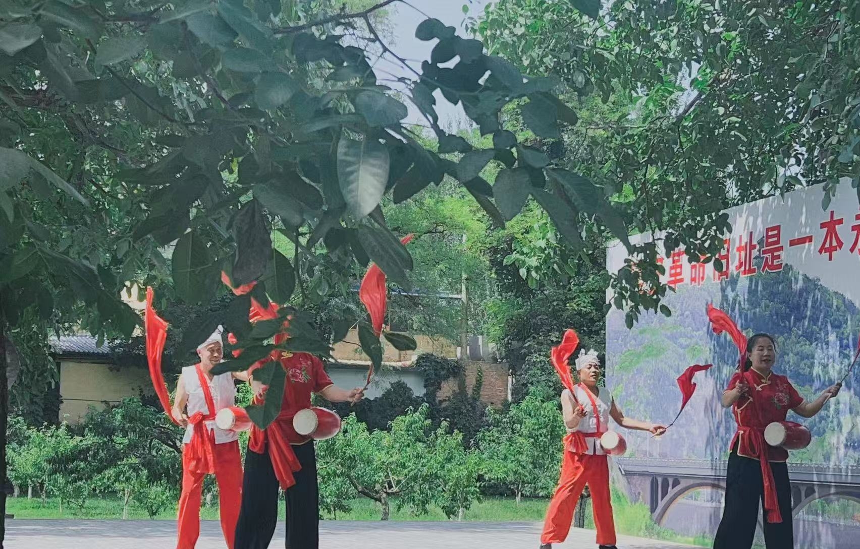 民俗腰鼓特写.jpg