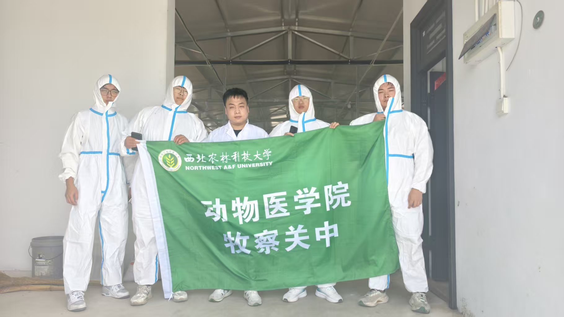 调研队成员在养殖场合影留念,记录实践调研首站行程.jpg