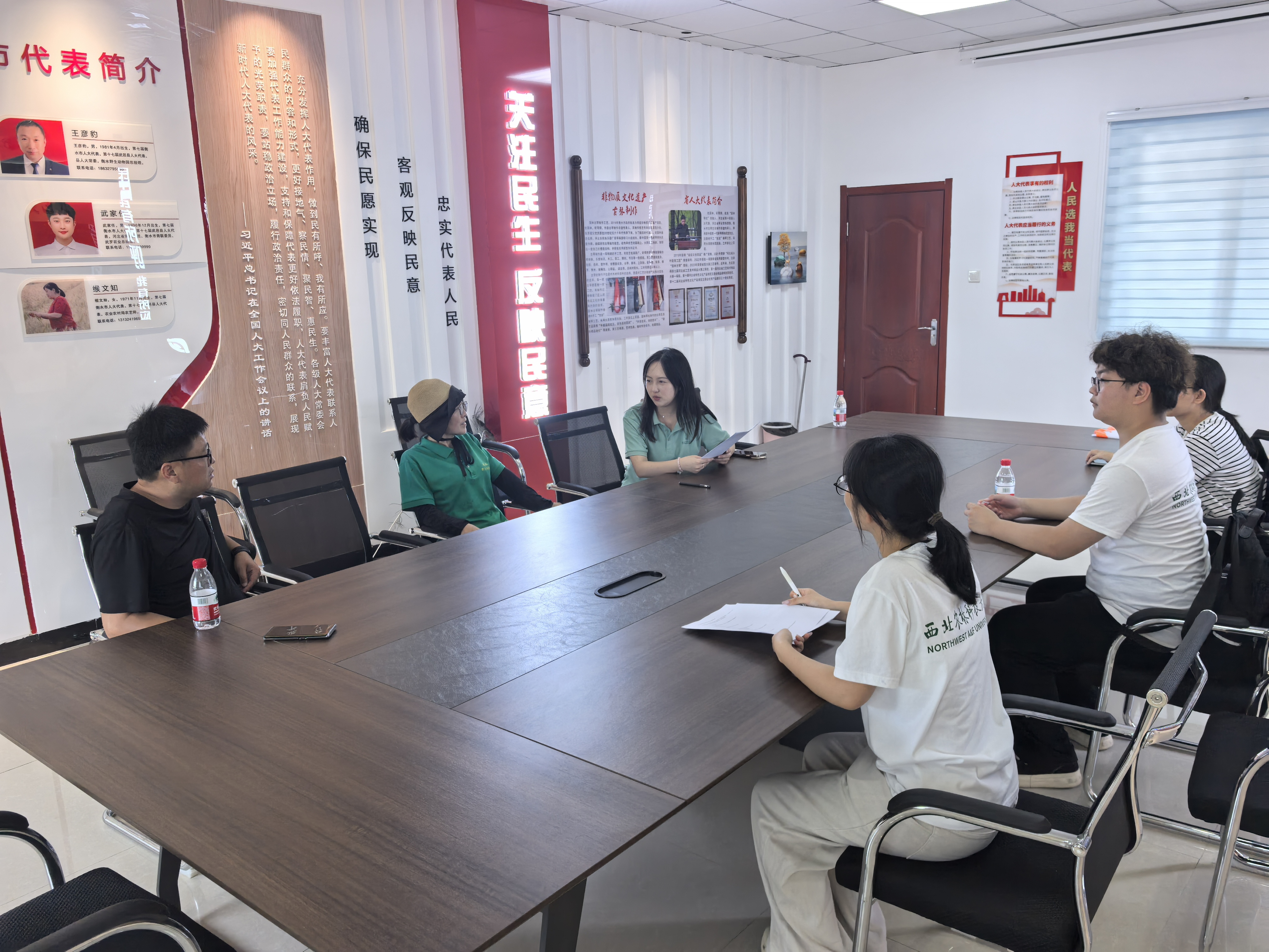 实践团与动物园兽医院院长，园区经理开展问卷座谈.jpg