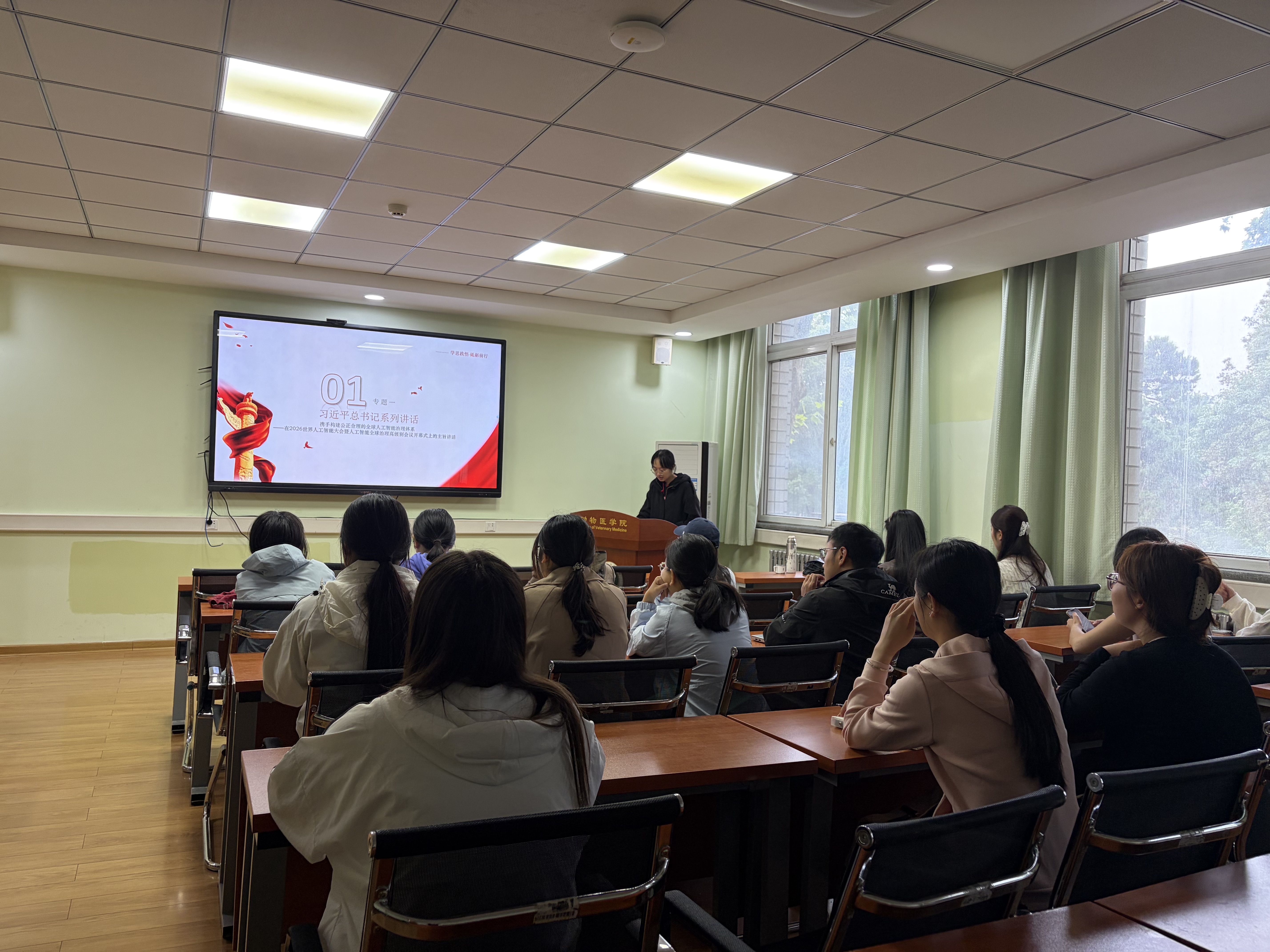 研会同学认真学习.png