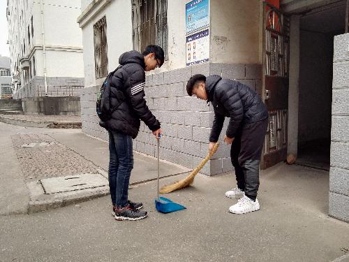 志愿者清扫街道