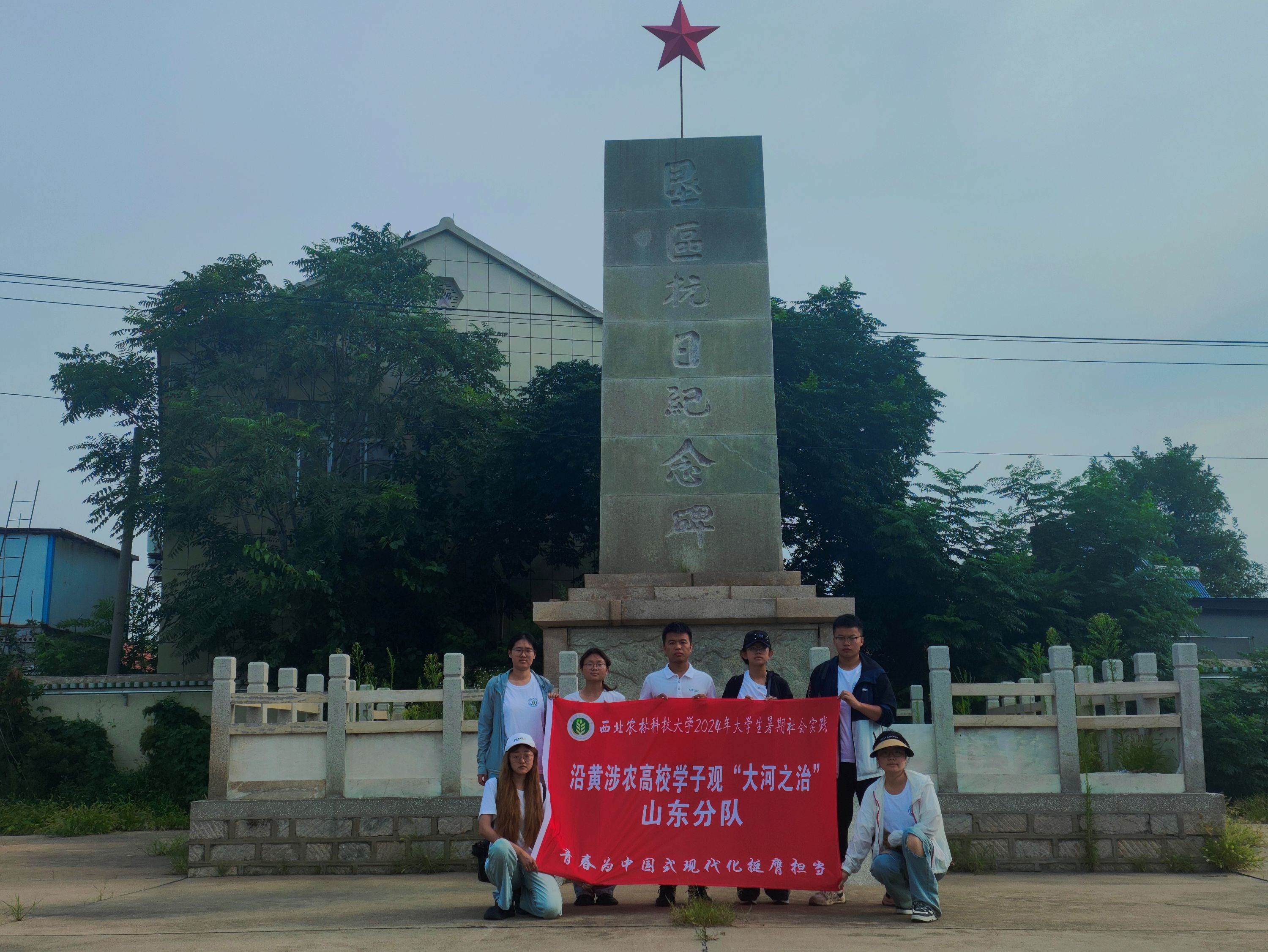 实践团成员在垦区抗日纪念碑前合影.jpg