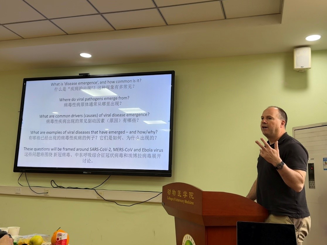 Julian Alexander Hiscox教授做报告.jpg