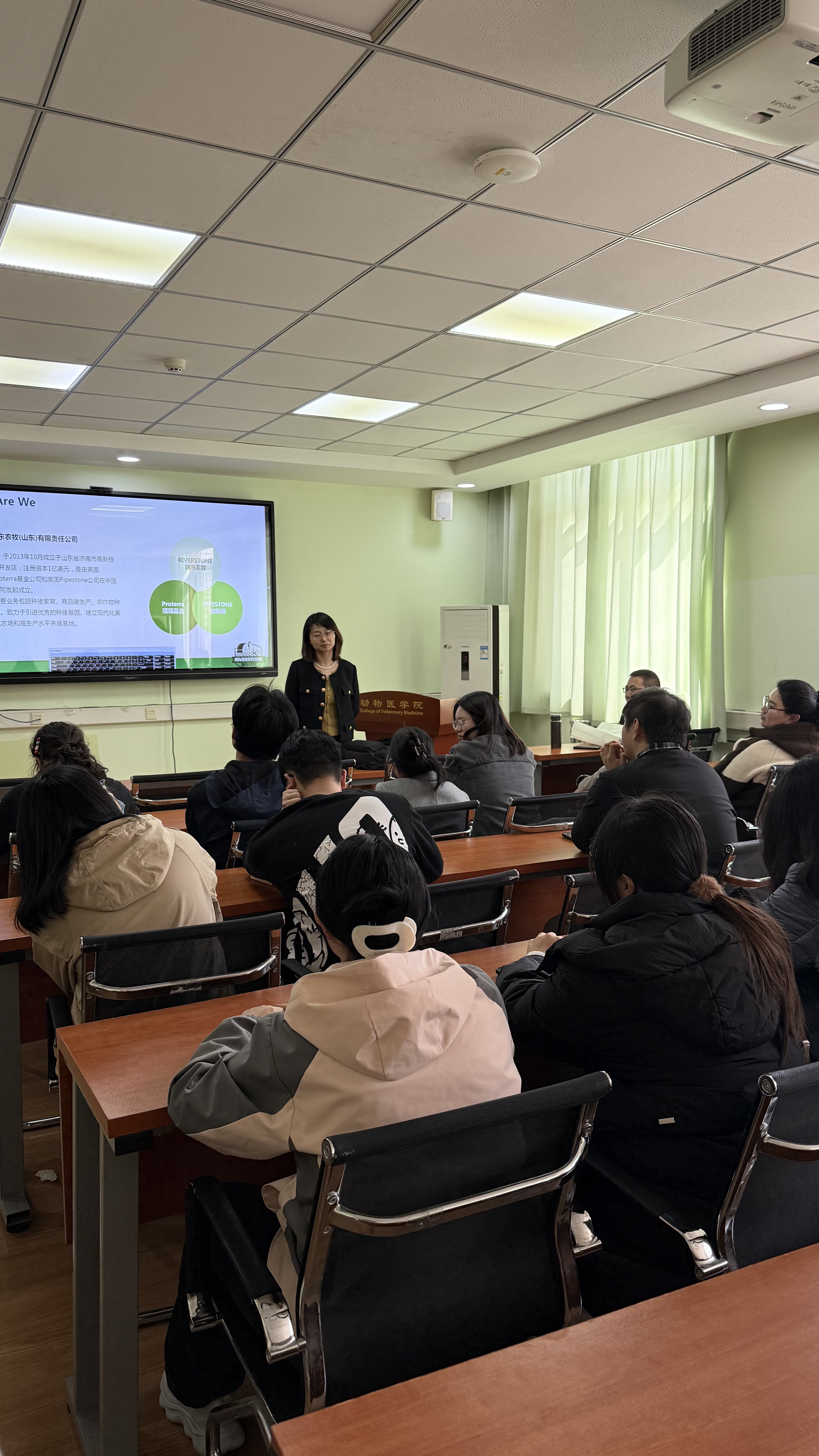 企业经理为同学们仔细讲解.jpg