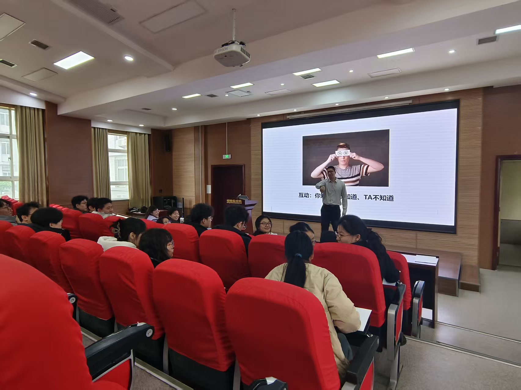 同学们与老师互动.jpg