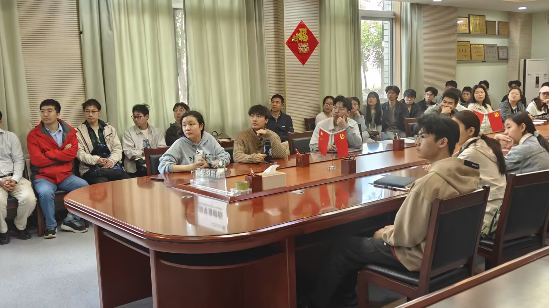 同学们认真听宣讲.jpg