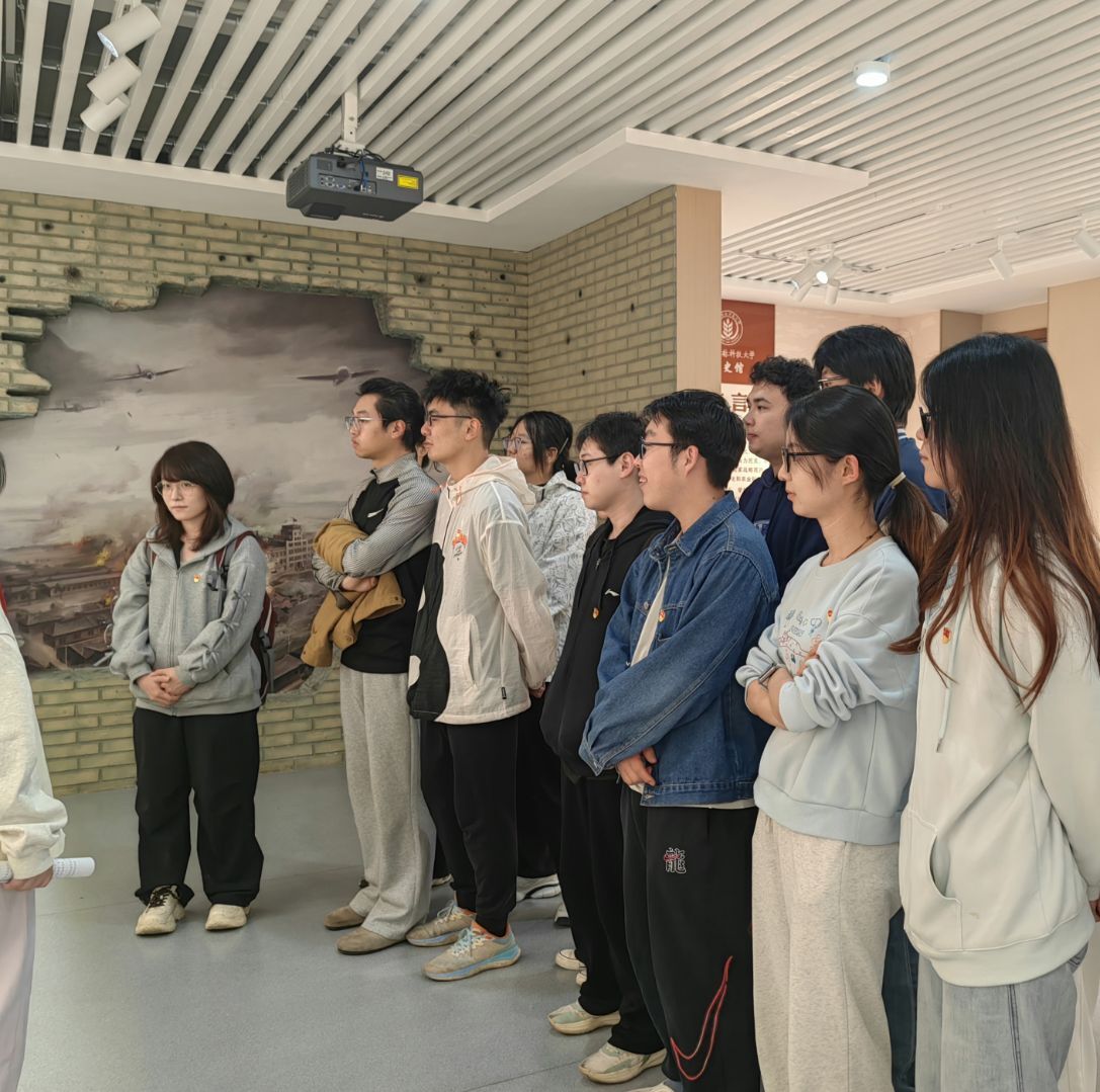 同志们认真听讲解.jpeg