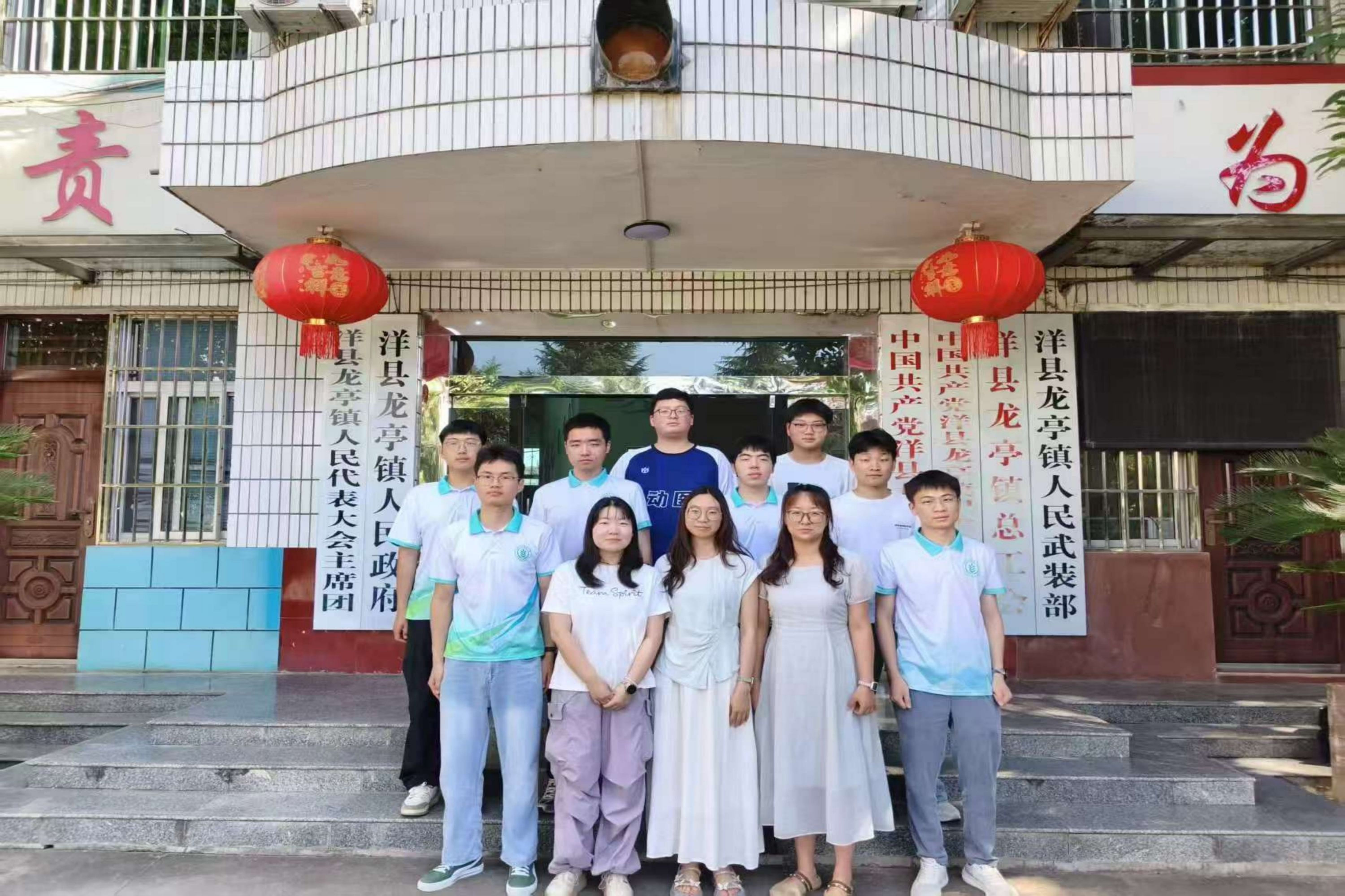 实践队与龙亭镇政府工作人员合影.jpg