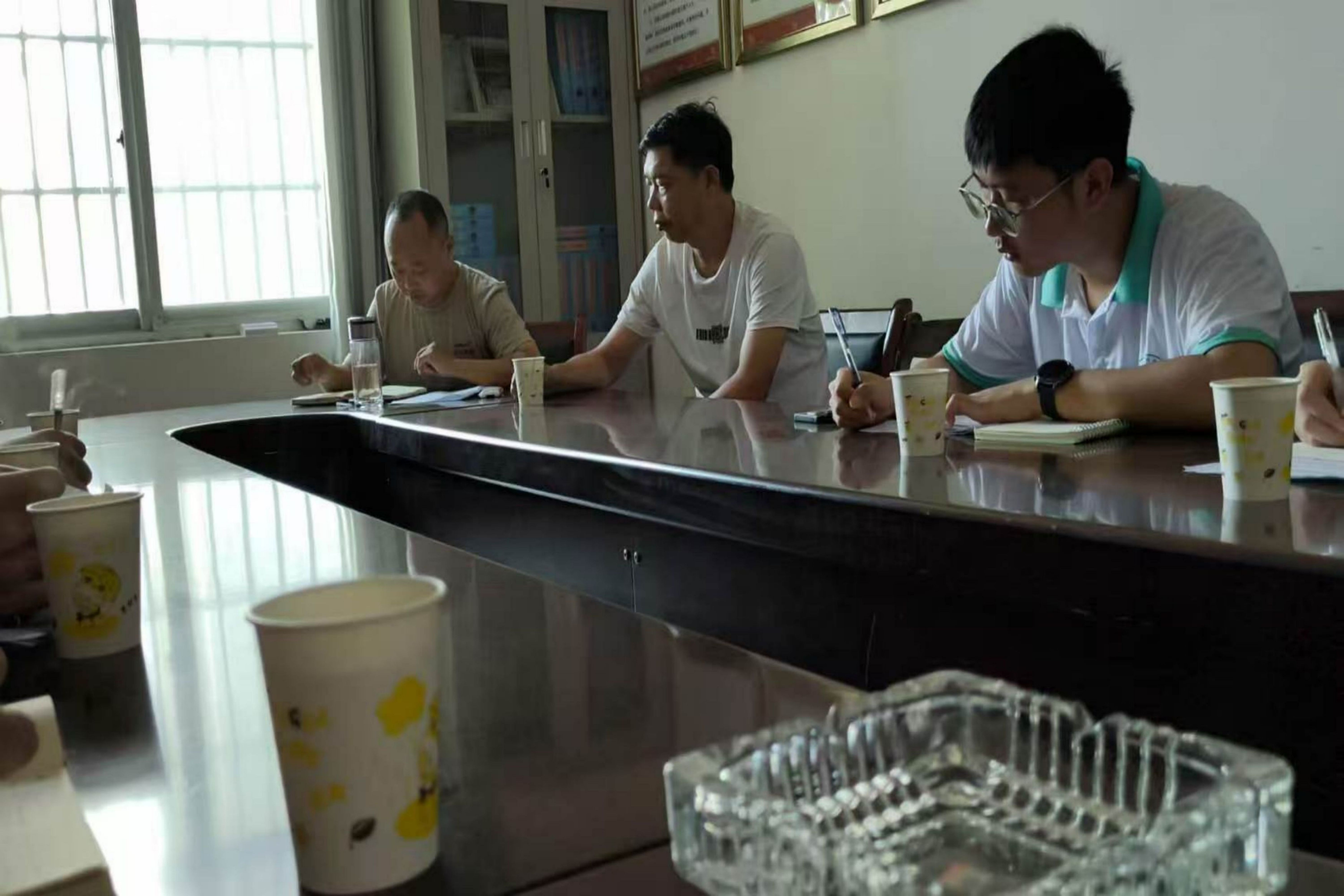 实践队与龙亭镇政府工作人员访谈交流.jpg