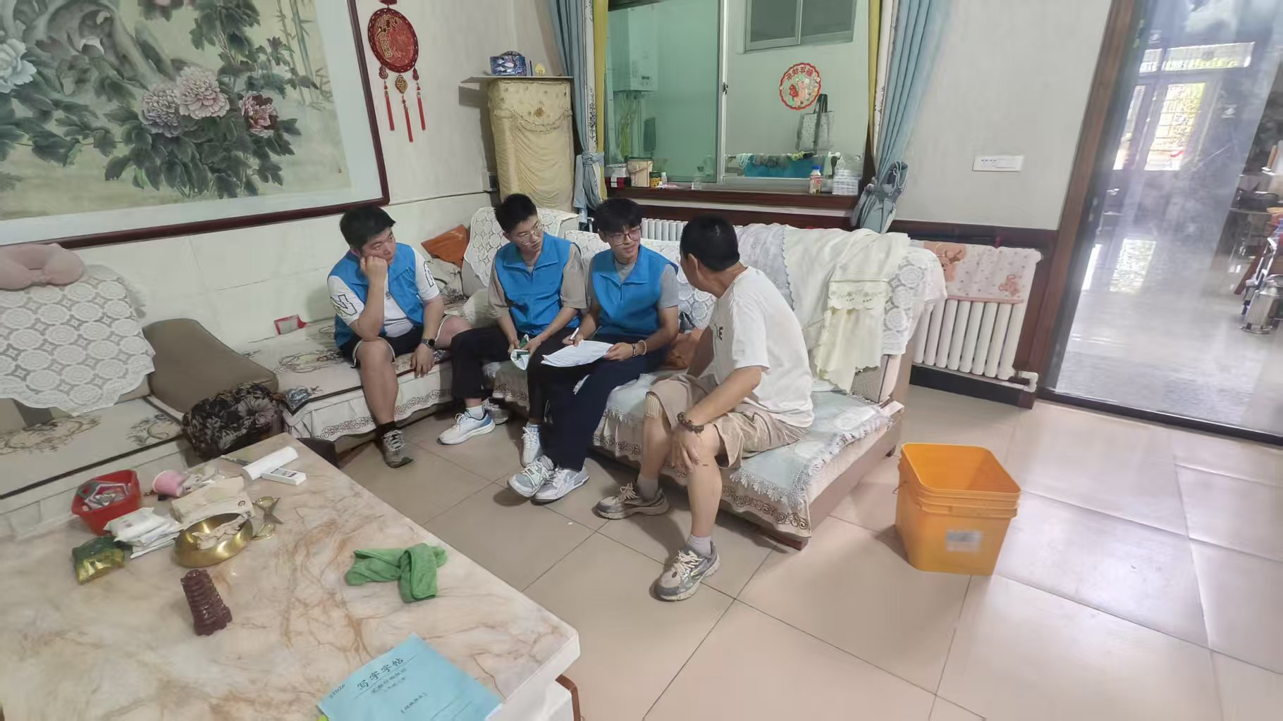 调研队入户走访养殖户家庭,围绕养殖经验、现实困难及发展诉求进行深入交流.jpg