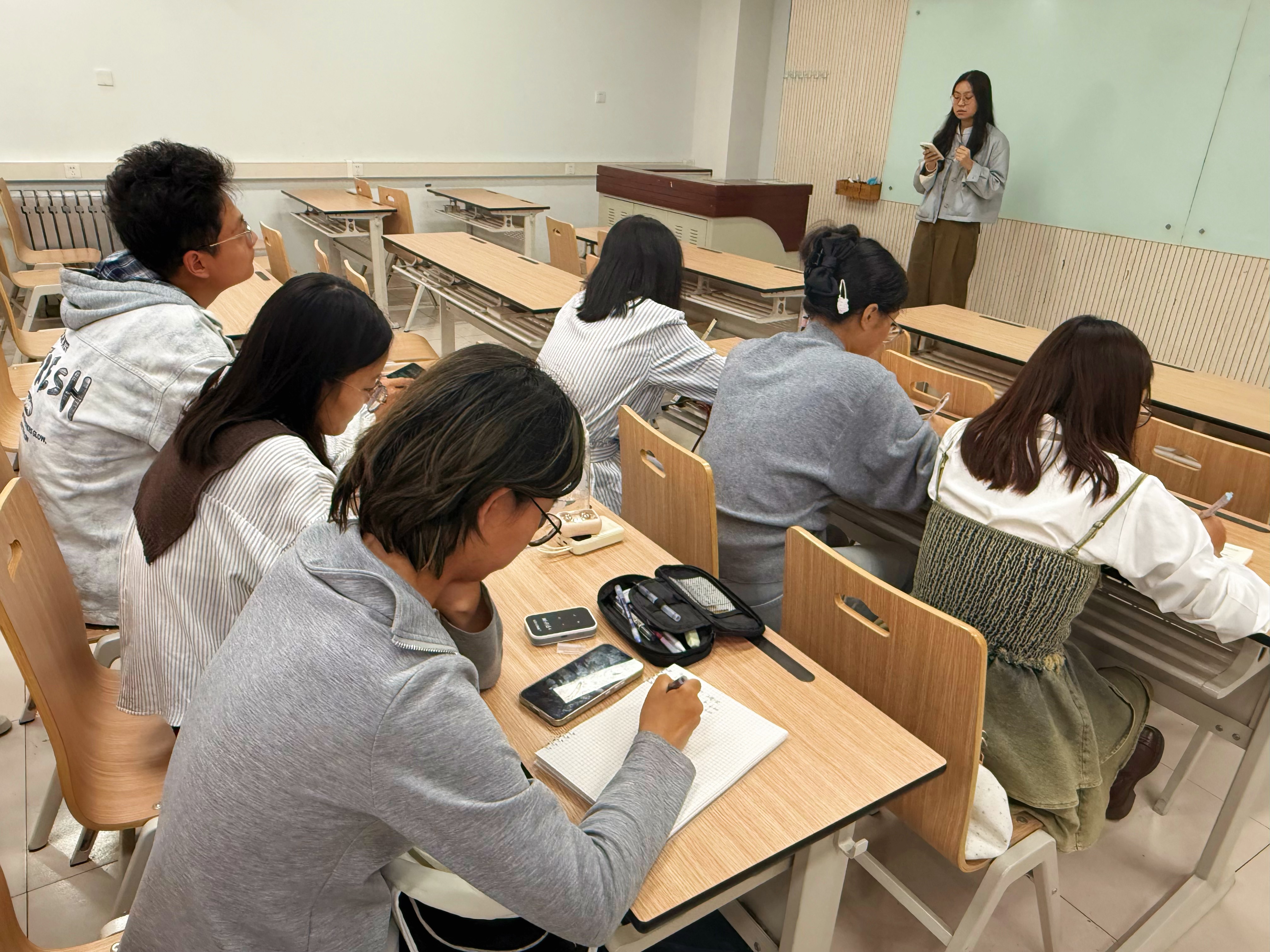 纪检部负责人解答问题.jpg